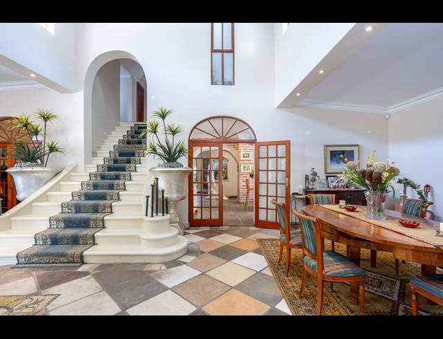 6 BEDROOM FREEHOLD TO LET IN CONSTANTIA